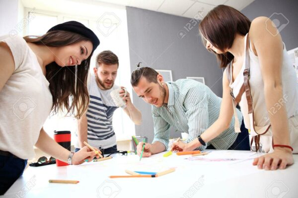 41687538-vergadering-van-co-werknemers-en-de-planning-van-de-volgende-stappen-van-het-werk